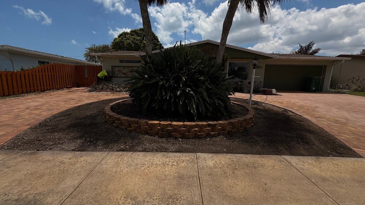Teardrop paver driveway with retaining-wall island